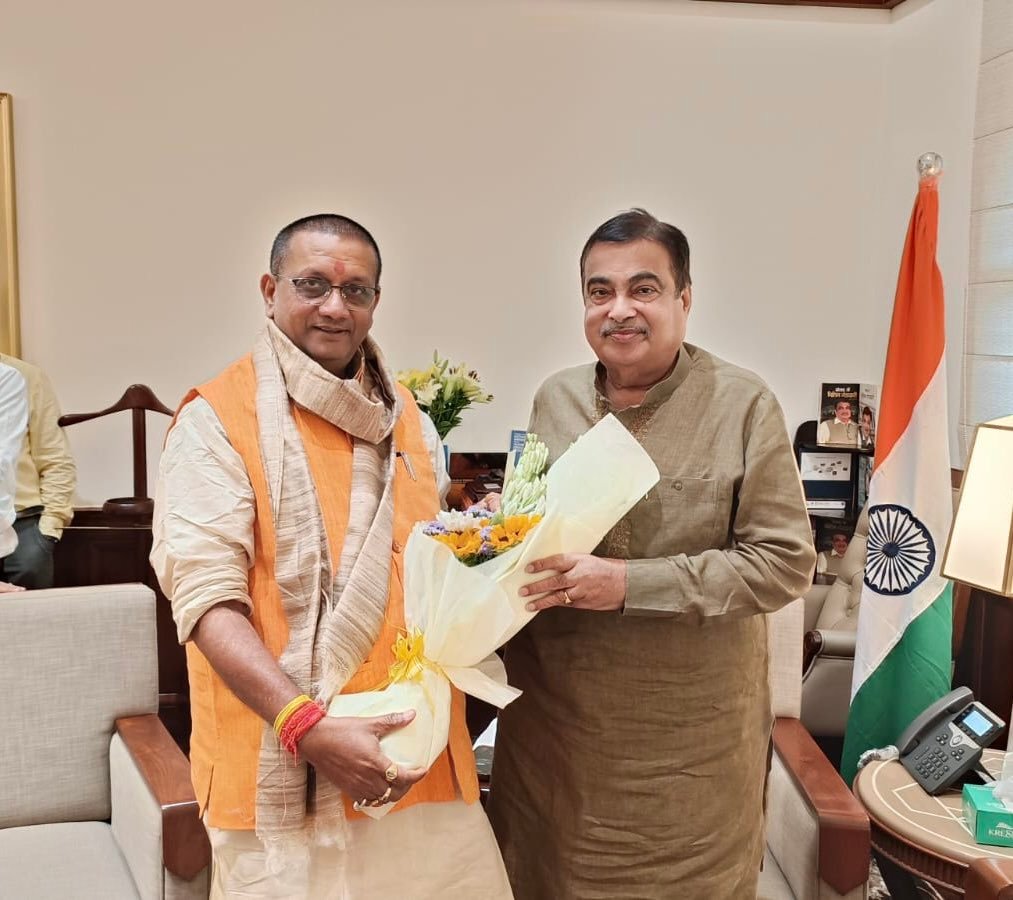 माननीय केंद्रीय सड़क परिवहन एवं राजमार्ग मंत्री श्री @nitin_gadkari जी के साथ एक्सप्रेसवे परियोजनाओं पर महत्वपूर्ण चर्चा